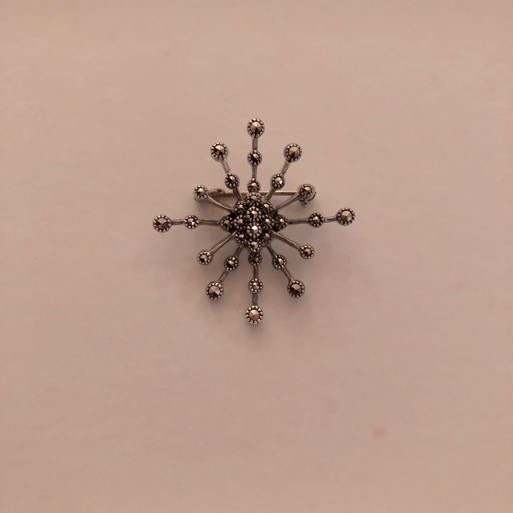 Brooch. Sterling silver starburst pin.